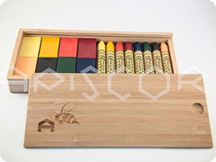 Caixa de madeira com bastões e blocos